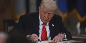 ترامب يوقع على مشروع قانون يكشف ملفات جيفري إبستين