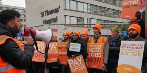 أطباء إنجلترا يتحدون ستارمر وينفذون إضراباً جديداً