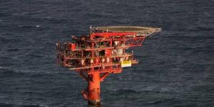 عقود النفط الأمريكية تسجل أكبر علاوة سعرية مع استمرار الحرب