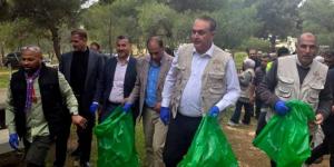 وزير البيئة الأردني يشارك في حملة لجمع النفايات