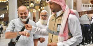 بخور يعبق بالسكينة.. عناية متواصلة بتبخير المسجد النبوي وتعطيره