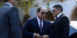 وسط ترحيب حار من ماكرون، السيسي يصل إلى مقر انعقاد قمة G7