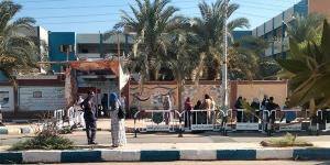 أولياء الأمور ينتظرون أبناءهم أمام لجان الثانوية العامة في الوادي الجديد