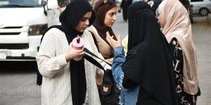 شكاوى بالجملة في أول أيام الثانوية العامة 2026.. تأخير امتحان التربية الوطنية وتكدس أمام بوابات اللجان.. منع المراوح المحمولة وساعات اليد.. واختلاف أحجام المقاعد يسبب أزمات للطلاب
