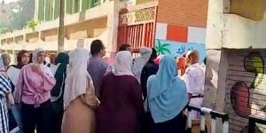 القلق يظهر عليهم، أولياء الأمور ينتظرون أبناءهم بمحيط لجان الثانوية العامة بالغربية (صور)