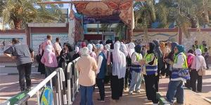 إجراءات تفتيش منظمة أمام لجان الثانوية العامة بالوادي الجديد (صور)