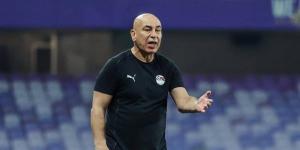 شاهد، ماذا فعل حسام حسن مع حكم مباراة مصر وإيران بين الشوطين؟