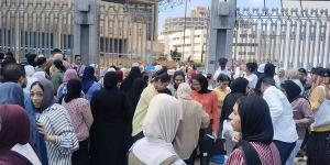 النحو لخبطنا والأسئلة فوق المتوقع، طلاب الثانوية بالإسكندرية يشتكون من امتحان العربي (فيديو)