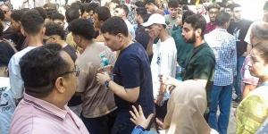 طلاب الثانوية العامة بأسيوط يحملون زجاجات المياه لمواجهة ارتفاع الحرارة قبل دخول اللجان (فيديو)