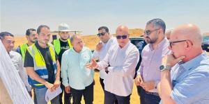 نائب وزيرة الإسكان يتفقد مشروعات البنية التحتية بالعبور الجديدة