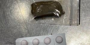 جمارك مطار القاهرة تضبط راكبًا بحوزته كمية من مخدر الحشيش وأقراص مخدرة