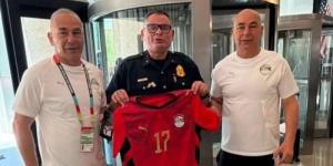 شرطة دالاس تودع منتخب مصر بإهداء حسام وإبراهيم حسن "شارة تأمين كأس العالم"