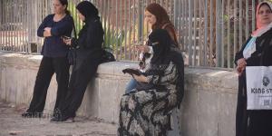 قلوب معلقة خلف الأسوار، القلق والترقب يسيطر على أولياء أمور طلاب الثانوية أمام اللجان (صور)