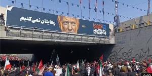 ترامب حاضر بقوة في جنازة خامنئي، حشود إيرانية ترجم صوره وتشنق دمية على هيئته (فيديو)