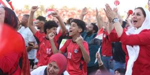 فرحة جماهير الفان زون بالعاصمة الإدارية خلال الشوط الأول لمباراة مصر والأرجنتين (صور)
