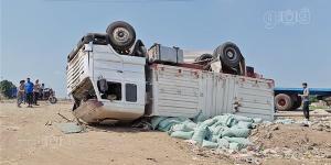 انقلاب سيارة محملة بالقمح أعلى كوبري الشارع الجديد بشبرا الخيمة