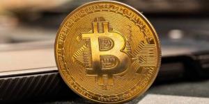 بيتكوين تتراجع بفعل التوترات الأمريكية الإيرانية ومخاوف التضخم