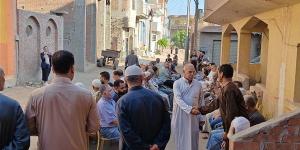 توافد الأهالي على عزاء عمة النجم محمد صلاح بـ "نجريج" في الغربية (فيديو)