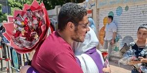 انتهى الماراثون وبدأت الفرحة، زغاريد وورود بمحيط لجان الثانوية العامة بسوهاج (فيديو)