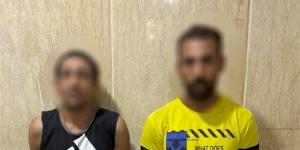 شقيقه صوَّر الواقعة، ضبط عاطل بعد نشر فيديو يوثق تعاطيه المخدرات وسب أسرته