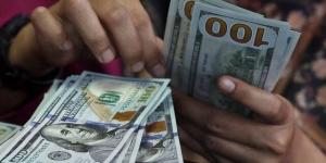 الدولار يسجل أعلى مستوى بأسبوع بدعم الطلب على الملاذات الآمنة