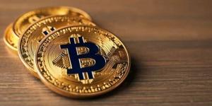 بيتكوين يصعد إلى 64 ألف دولار قبيل قرار الفيدرالي الأمريكي
