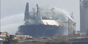 السيطرة على حريق سفينتي الغاز بدمياط دون خسائر في الأرواح