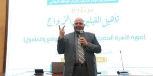 يرسخ لـ“التطبيع بالأزمة”، إبراهيم نجم يحذر من هيمنة "الأسرة المأزومة" في الدراما المصرية