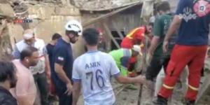 لحظة إنقاذ مصابين والبحث عن عالقين تحت الأنقاض في استهداف أمريكي لمنطقة سكنية بجزيرة قشم (فيديو)