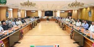 سكرتير عام الشرقية يبحث مع رؤساء المراكز والمدن والأحياء موقف منظومة النظافة