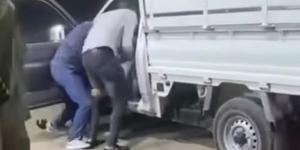 لحظة خطف شاب وسط الشارع بالبحيرة والخاطف للأهالي: واخد مراتي وبيديها مخدرات وآسف على الإزعاج (فيديو)