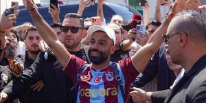 محمد صلاح يصل مدينة طرابزون وحشود جماهيرية في استقباله