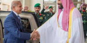 ولي العهد يلتقي رئيس وزراء باكستان لبحث العلاقات الثنائية والتطورات الإقليمية