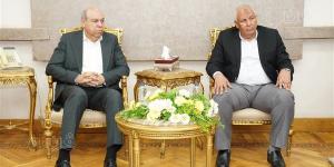 محافظ مطروح يبحث مع وزير الطيران المدني تنشيط الحركة الجوية والسياحية بالمحافظة
