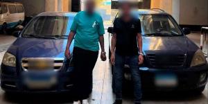 عرضا حياتهم للخطر، ضبط قائدي سيارتين سمحا للأطفال بالخروج من النوافذ خلال حفل زفاف بالقاهرة