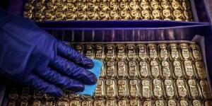 الذهب يواصل الارتفاع قرب 4400 دولار بدعم بيانات التضخم الأمريكية