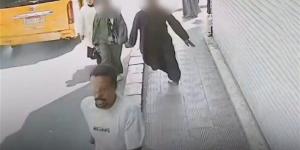 مقطع فيديو يكشف مطاردة لص سرق مبلغا ماليا من سيدة أمام أحد البنوك في قنا