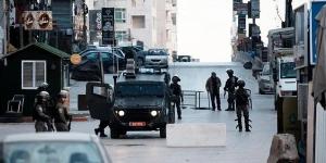 قوات الاحتلال تغلق مداخل بلدة حزما بقضاء القدس وتطلق قنابل الصوت والغاز باتجاه المركبات