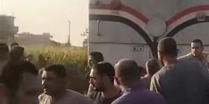 قطار يصطدم بسيارة زفة، العروس بالفستان الأبيض على شريط السكة والعريس مغمى عليه (صور)