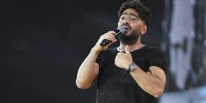 بالأسود، أول ظهور لتامر حسني في حفله الساحل بعد وفاة والده، ماذا قال للجمهور (صور)