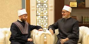 وزير الأوقاف يزور مفتي الجمهورية للاطمئنان على صحته