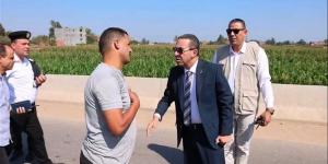 عملت إيه في دنيتك؟.. حظه السيئ أوقعه في وجه المحافظ.. ماذا ينتظر سائق الميكروباص بعد ضبطه عكس الاتجاه؟