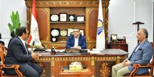 محافظ قنا يوجه بحصر الأراضي غير المستغلة لطرحها ضمن "حياة كريمة" وإقامة مشروعات صناعية