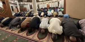 أمين الفتوى يوضح الحكم الشرعي في الصلاة بمسجد به ضريح (فيديو)