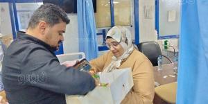 وكيل صحة مطروح يهنئ مرضى الغسيل الكلوي بالمولد النبوي ويسلمهم بطاقات الأولوية الطبية