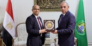 محافظ الإسماعيلية يستعرض الفرص الاستثمارية المتاحة بالإقليم مع سفير سريلانكا