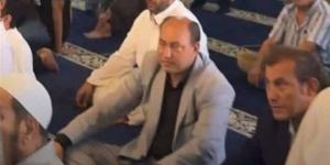في مشهد يجسد الوحدة الوطنية، مسيحي يشارك في افتتاح "مجمع الرحمة الإسلامي" بطوخ