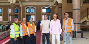 جامعة قنا تنظم قافلة توعوية بالأمراض المزمنة والإسعافات الأولية في قرية كرم عمران (صور)