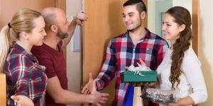 تفسير رؤيا الضيوف في المنام وعلاقتها ببشرى قدوم رزق وفير