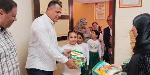 مدير تعليم دمياط يطلق مبادرة "مدرستي عنواني" ويشارك الطلاب غرس الأشجار وتجميل الفصول